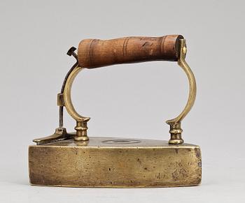 STRYKJÄRN, mässing, bär märkning, 1800-tal.