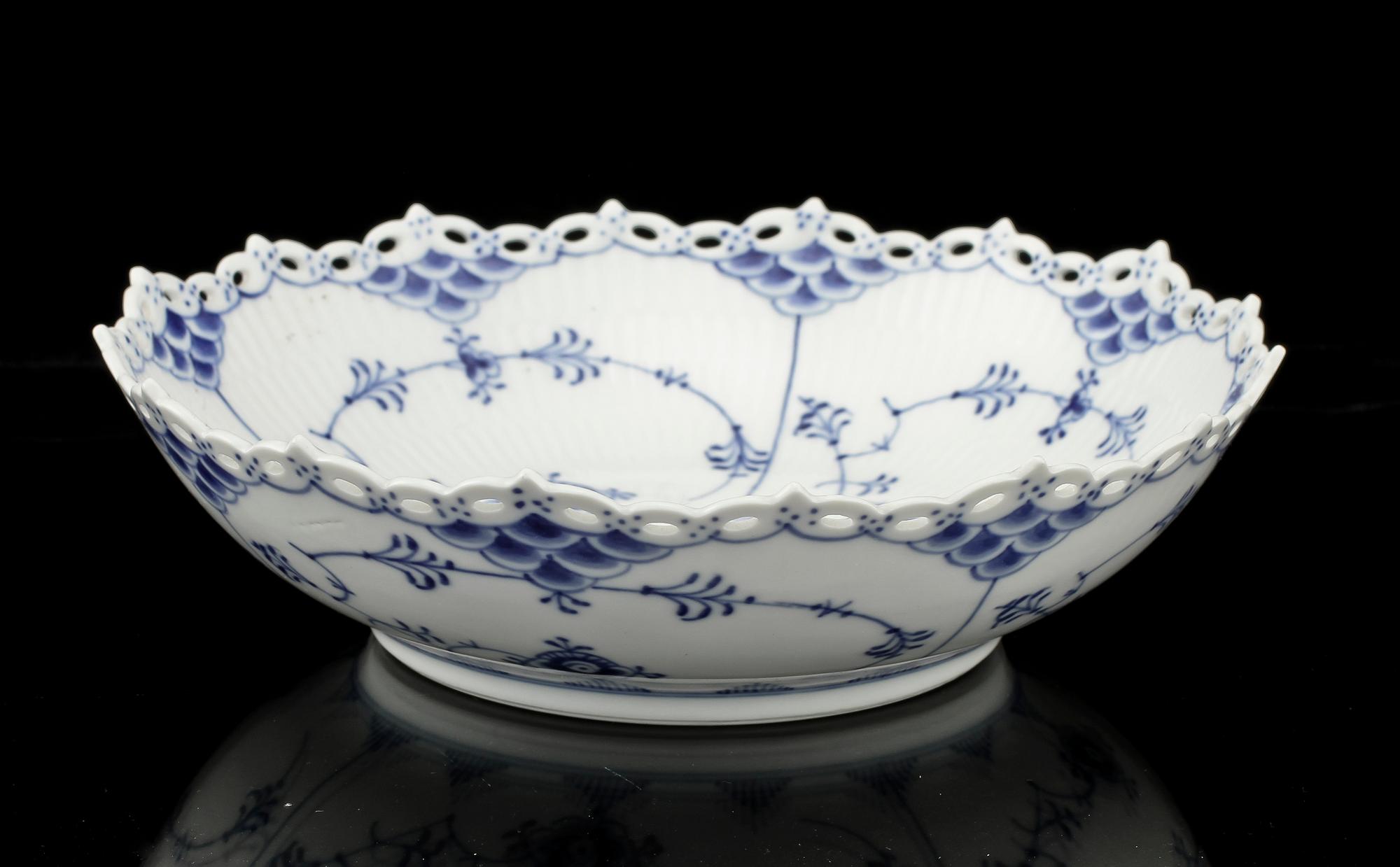 SERVISDELAR, 11 st, porslin, "Musselmalet", Royal Copenhagen.