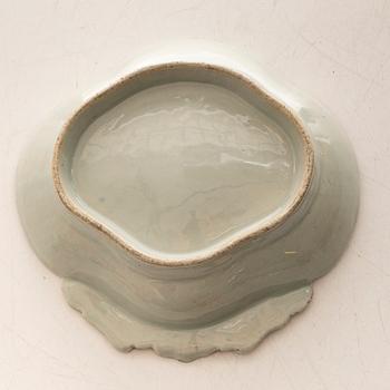 Fat samt smörterriner med fat, 2 st, porslin, Kina, Qianlong (1736-95).