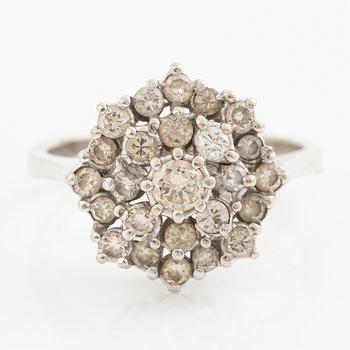 18K white gold ring with brilliant-cut diamonds.