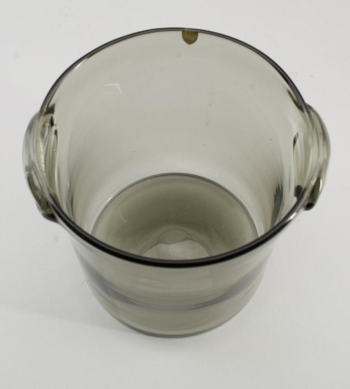 CHAMPAGNEKYLARE, röktonat glas, möjligen Nils Landberg, Orrefors.