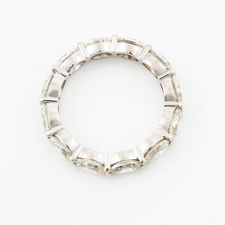 Ring, full eternity band in 18K white gold with oval-cut diamonds.