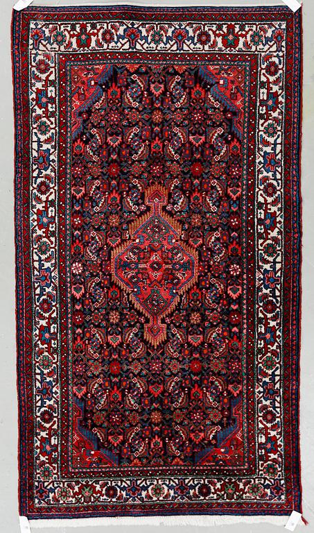 MATTA, modern tillverkning, orientalisk. Ca 244x135 cm.