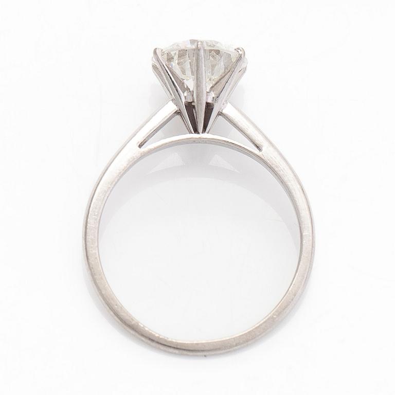 Sormus, platinaa, briljanttihiottu timantti n. 2.60 ct. Todistus Tillanderilta.