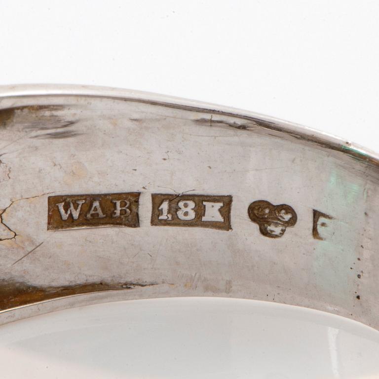 WA Bolin ring 18K vitguld med en fasettslipad smaragd samt gammal-, åttkant- och baguetteslipade diamanter.
