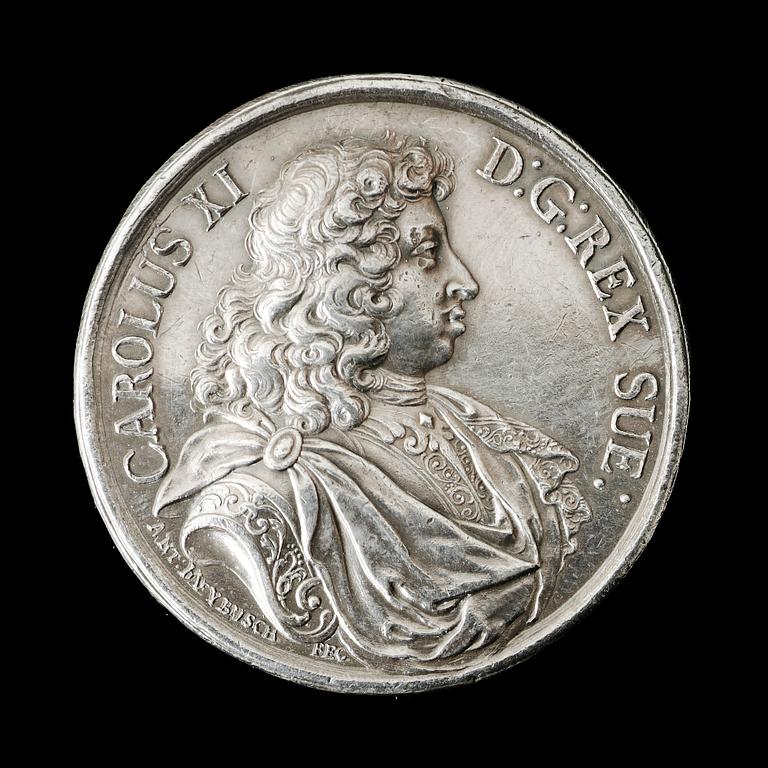 MEDALJ, Karl XI och hans gemål drottning Ulrika Eleonora. Utförd av A. Meybusch ca 1680. Silver 4,7 cm 56,3 g.