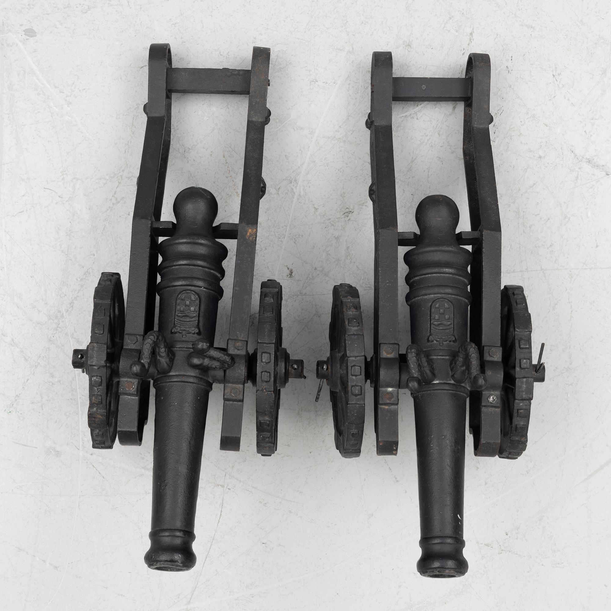 A pair of cast-iron modell canons, 20th century.