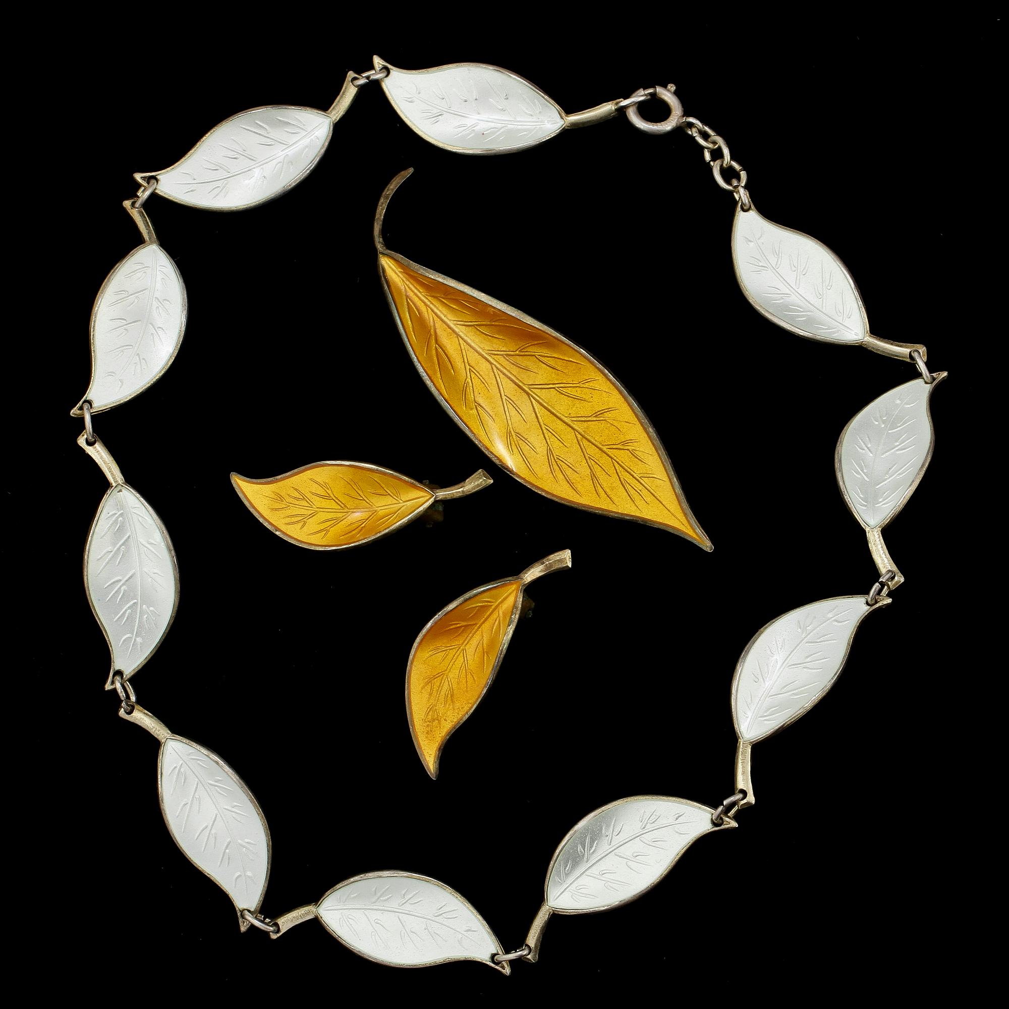 HALSBAND, ÖRHÄNGEN, ett par samt BROSCH, sterlingsilver och emalj, Norge, 1900-tal. Vikt 32 g.