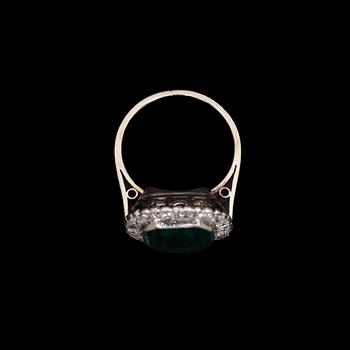RING, 14 k vitguld med briljantslipade diamanter ca 0,90 samt smaragdslipad smaragd. Vikt ca 8 g.