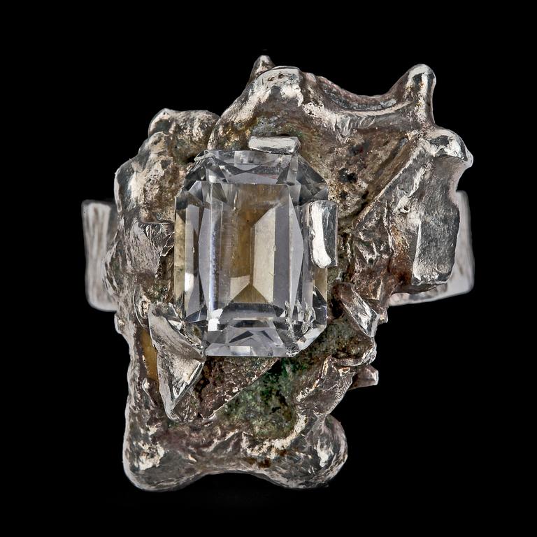 RINGAR, 2 st, silver med sten resp glas, 1975.