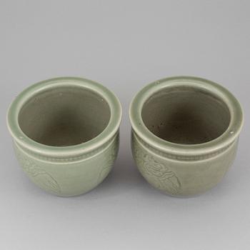 A pair of chinese flower pots and a bojan, China 19th/20th century.