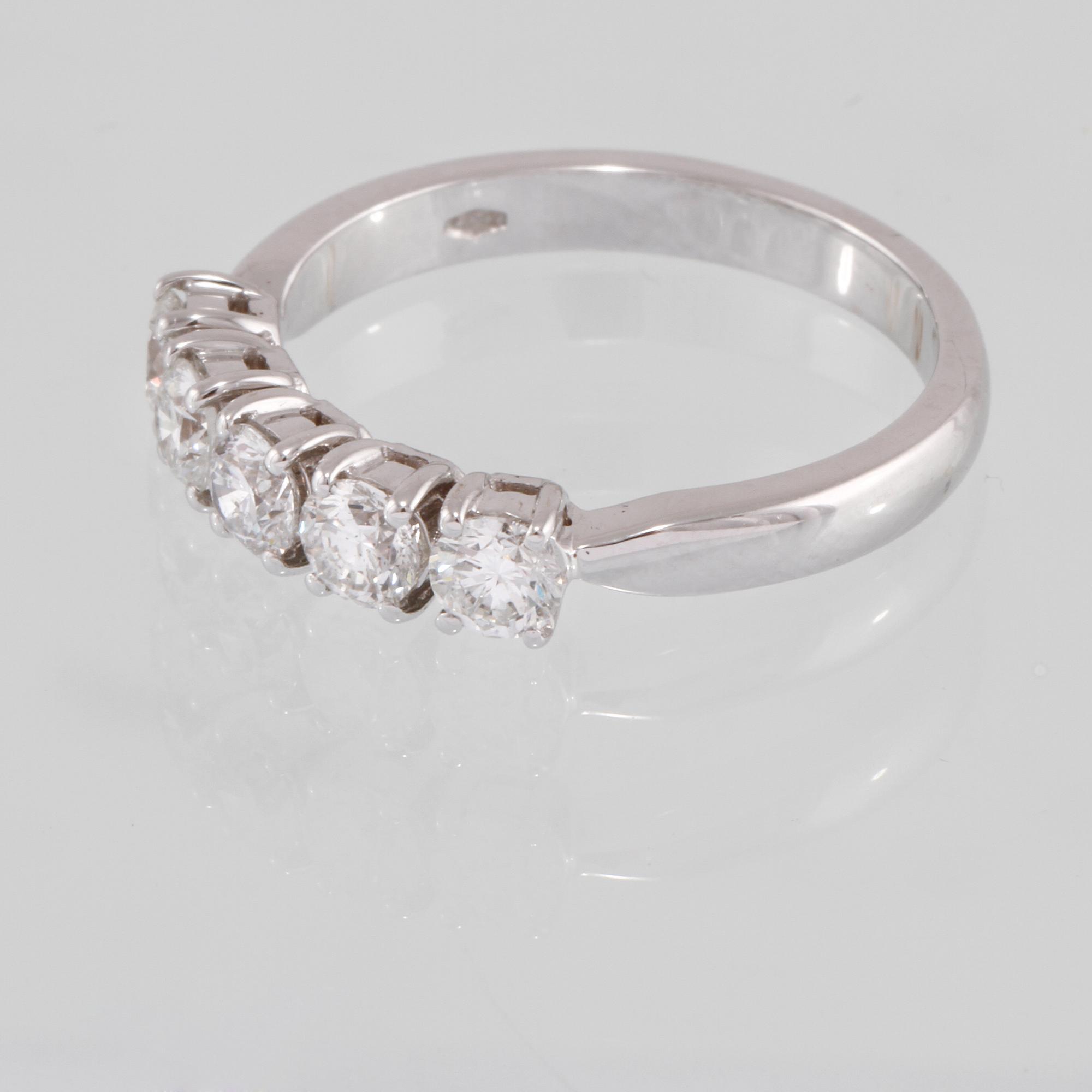 RING, 18k vitguld med 5 briljantslipade diamanter,1.01 ct. Vikt 3,9 g.
