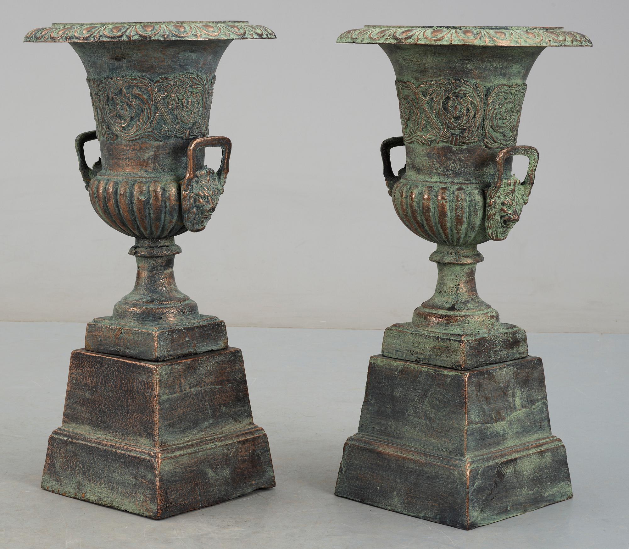 URNOR PÅ SOCKEL, metall, 1900/2000-tal.