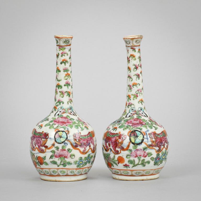 VASER, ett par, porslin, Kina. 1800/1900-tal.
