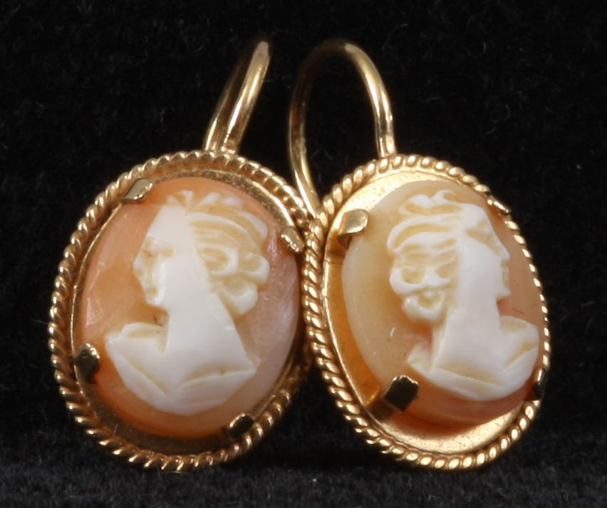 ÖRHÄNGEN, 18K guld samt camé. Bär Italienska guldstämplar.
