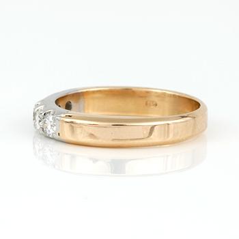 RING, tvåfärgad 14K guld med briljantslipade diamanter tot ca 0,46 ct. Vikt ca 4,15 g.