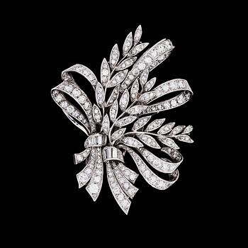 857. BROSCH, W.A. Bolin, briljant- och baguetteslipade diamanter, tot. ca 4 ct, Stockholm, 1950.
