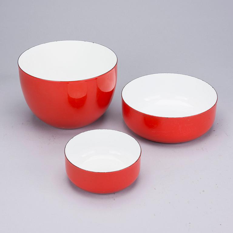 KASTRULLER och SERVERINGSSKÅLAR, 6 st, emaljerade, bl.a. Seppo Mallat och Kaj Franck, Finel, Arabia. 1950-70-tal.