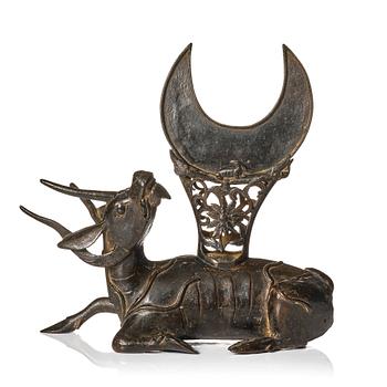 1109. Spegelhållare, brons. Mingdynastin (1368-1644).