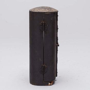 ZUSHI, trä och metall, Japan, 1900-talets början.