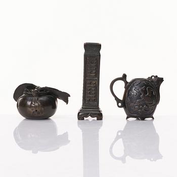 A bronze water dropper, ewer and vase, Ming/Qing dynasty.