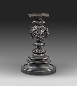 475. FYRFAT med STÄLL, brons. Japan, Meiji (1868-1912).