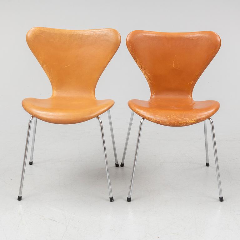 ARNE JACOBSEN, STOLAR, 2 st, "Sjuan", Fritz Hansen, 1988/1992.