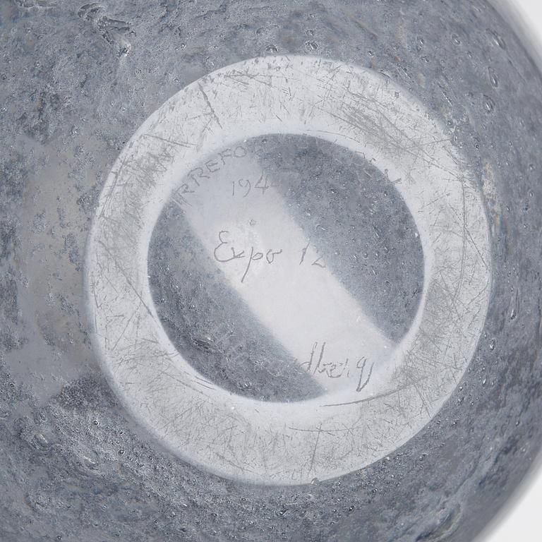 A Nils Landberg glass vase, Orrefors 1944.