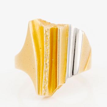 Björn Weckström, ring "Lines in the Water", 18K gold and platinum. Lapponia 1992.