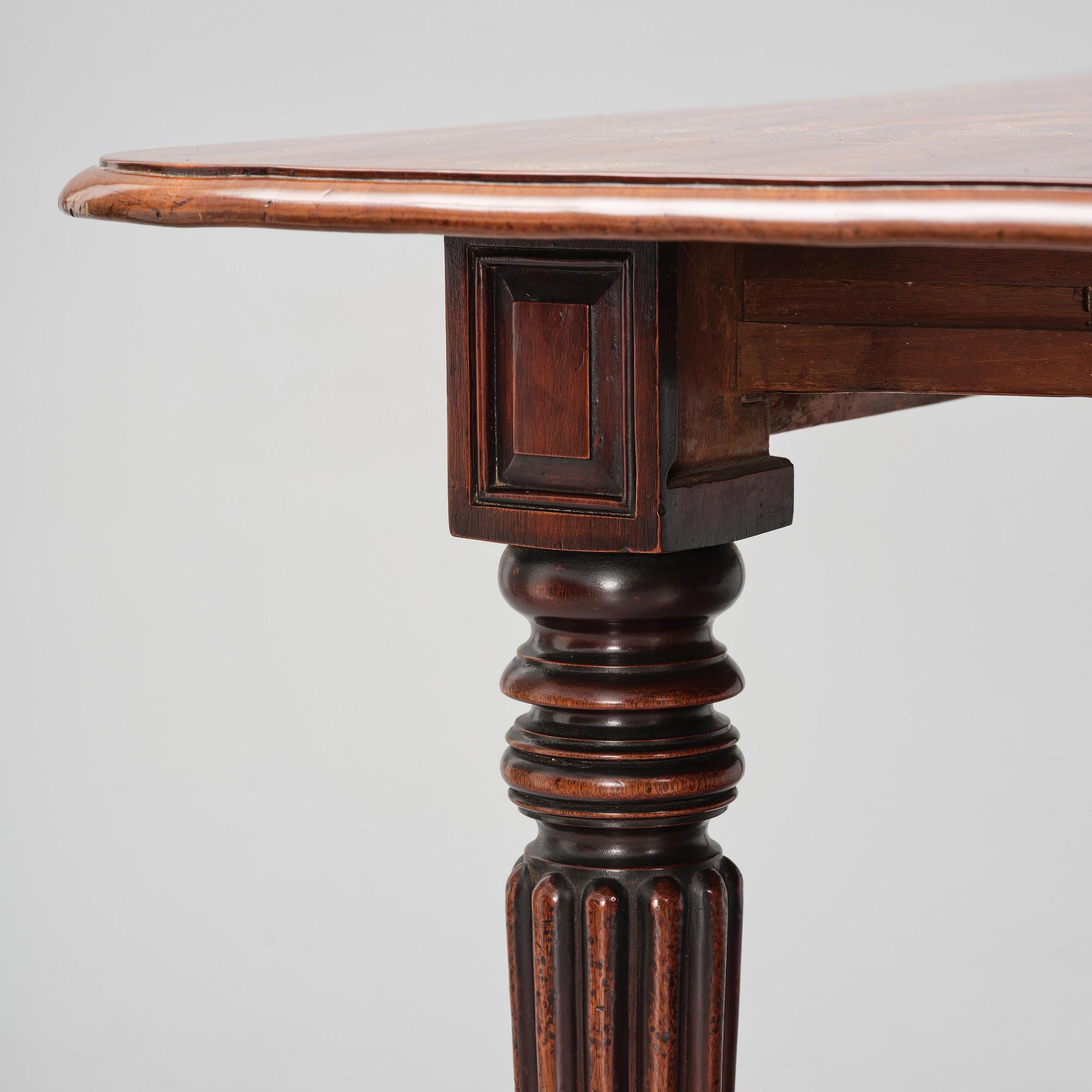 A Regency mahogany dining table, first part 19th century.