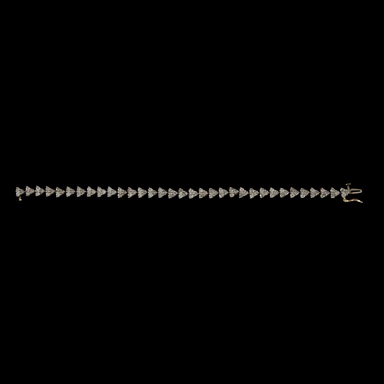 ARMBAND, 14k guld med briljantslipade diamanter tot ca 5 ct. Total vikt ca 13,2 gram.