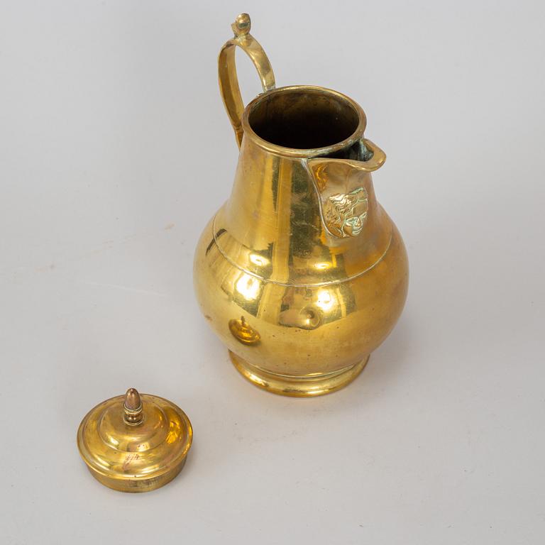 A brass jug, 18th/19th century.