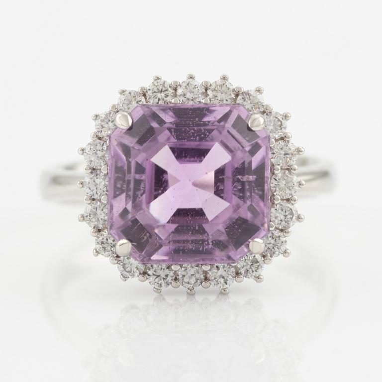 Ring 18K guld med en fasettslipad kunzit och runda briljantslipade diamanter.