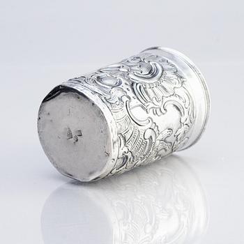 Bägare, silver, möjligen Pyetr Semenov, okänd kontrollmästare B.A (verksam 1760-1794), Moskva 1767.