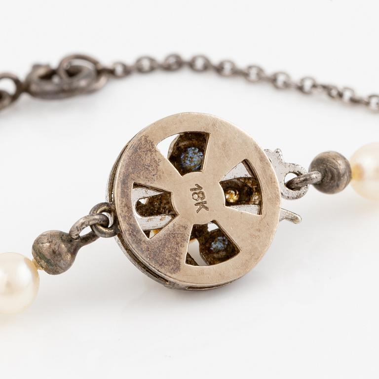 Pearl necklace, with graduated cultured pearls, clasp 18K white gold.