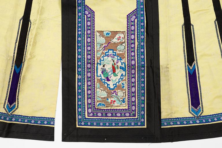 A yellow silk skirt 'Qun', Qing dynasty, 19th century.