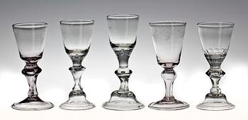 VINGLAS, 5 st, hessisk typ, 1700-tal.