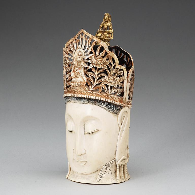 A carved ivory head of a Guanyin, late Qing dynasty.