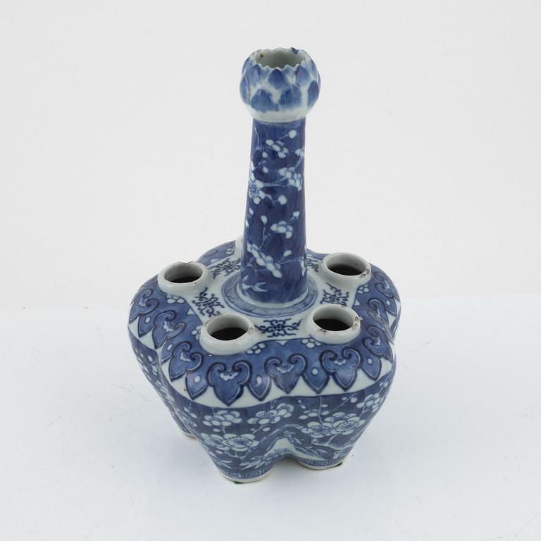 A Chinese blue and white porcelain tulip vase, late Qing dynasty.