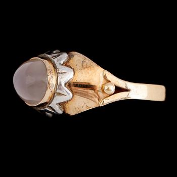 RING, 18 k guld/vitguld, cabochonslipad månsten, svenska stämplar Stigbert, Stockholm 1954.