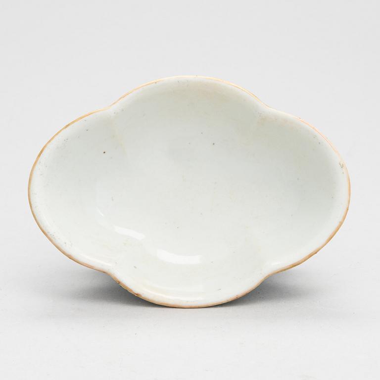 A Chinese porselain pedestal dish, Qing Dynasty, second half of the 19th century.