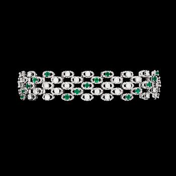 1172. An emerald and brilliant cut diamond bracelet, tot. app. 2.50 cts.