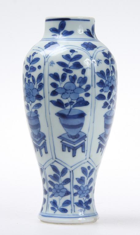 VAS, porslin, Kina, Kangxi 1662-1722.