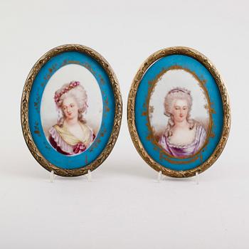 PORSLINSMÅLNINGAR, 1 par, möjligen Sèvres, Frankrike, 1800-/1900-tal.
