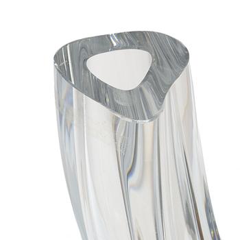 Göran Wärff, A vase / sculpture in clear glass. Signed.