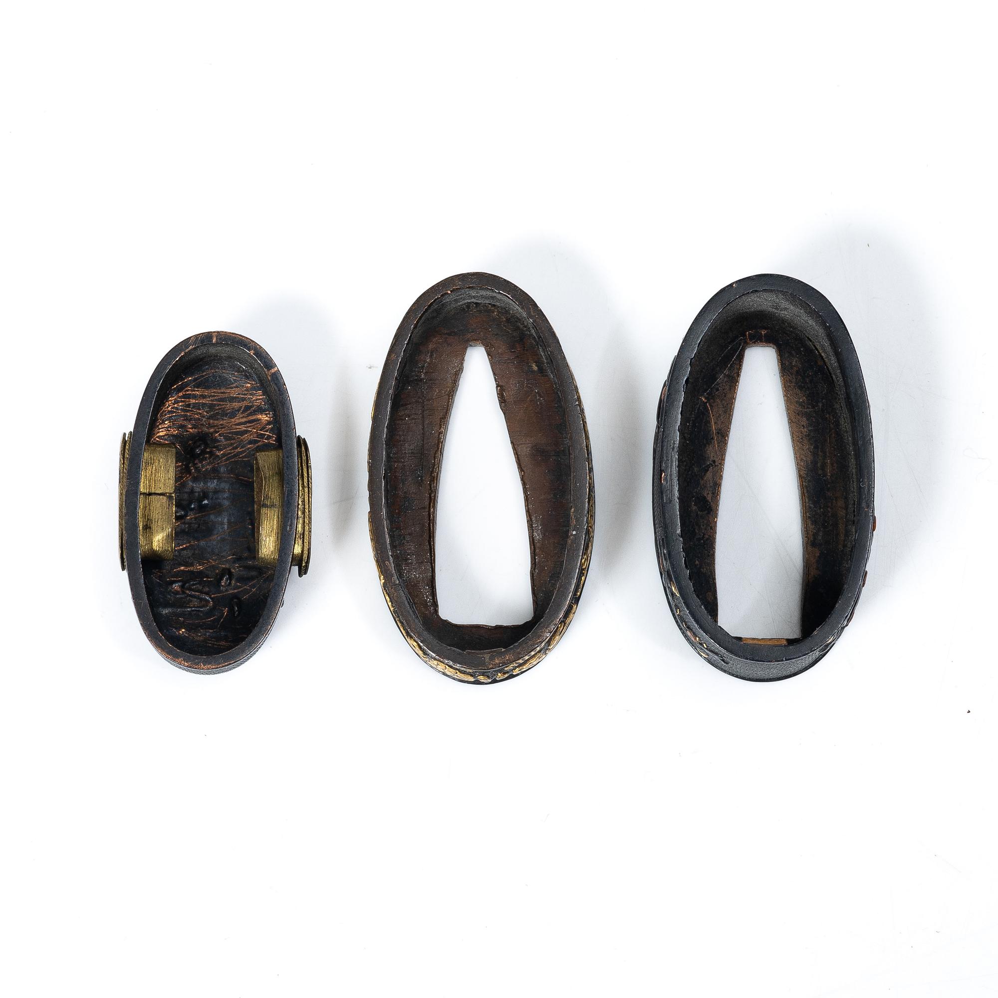 Fuchi och kashira i par, Meiji, mumei, samt en fuchi.