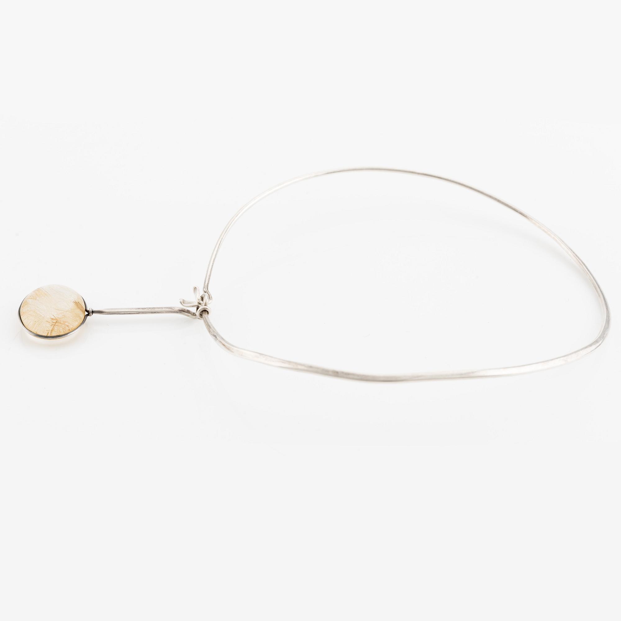 Vivianna Torun Bülow-Hübe, collier, silver, halsring med hänge av rutilkvarts. Georg Jensen.