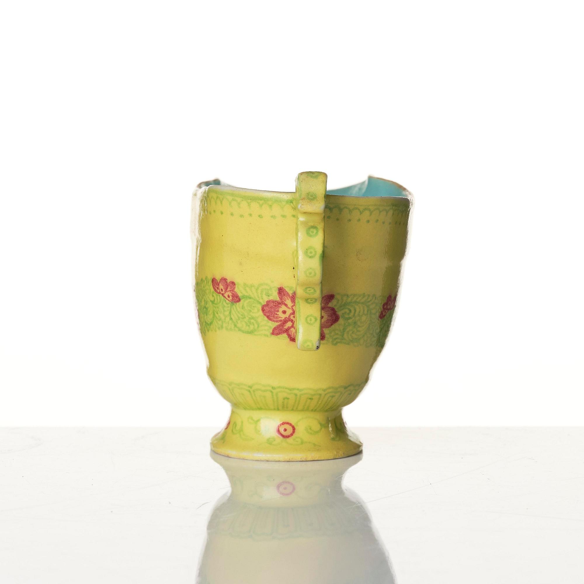 Koppar, två stycken, keramik samt kanna, porslin. Qing dynastin, 1800-tal.