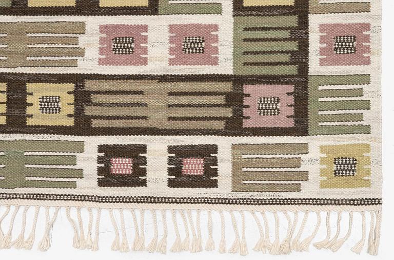 Märta Måås-Fjetterström, matta, "Nyponblomman", rölakan, ca 327 x 197 cm, signerad AB MMF.