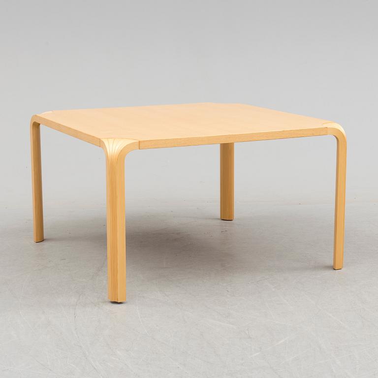 A "MX800B" sofa table, designed by Alvar Aalto for Artek, 20th century.